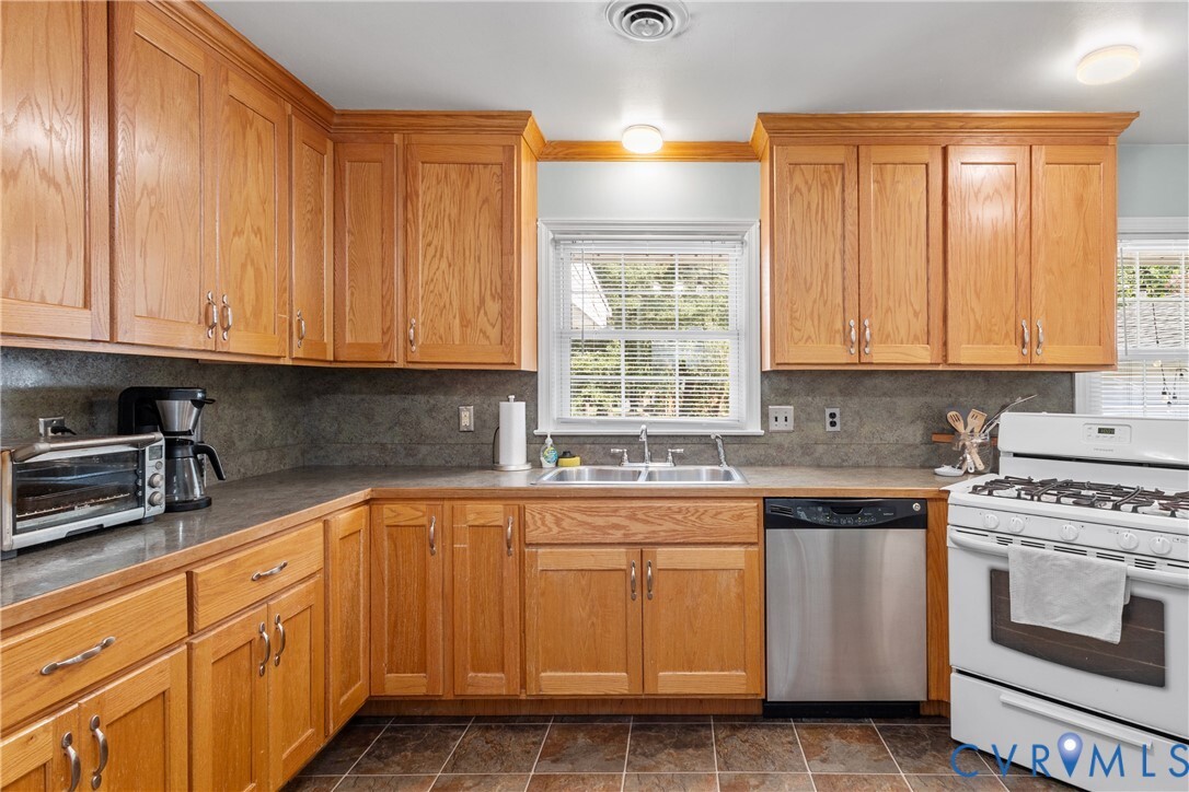 Building Photo - 1871 Pender Ave