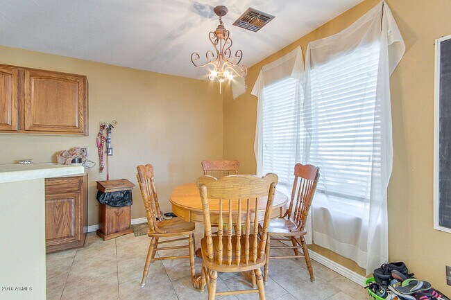 Building Photo - Amazing 4 bedrooms, 3 bathrooms house in P...