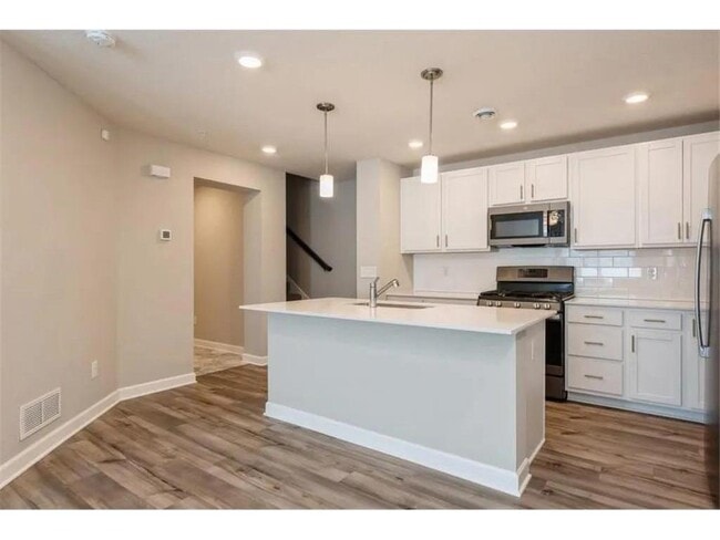 Building Photo - 10888 Fountain Pl N