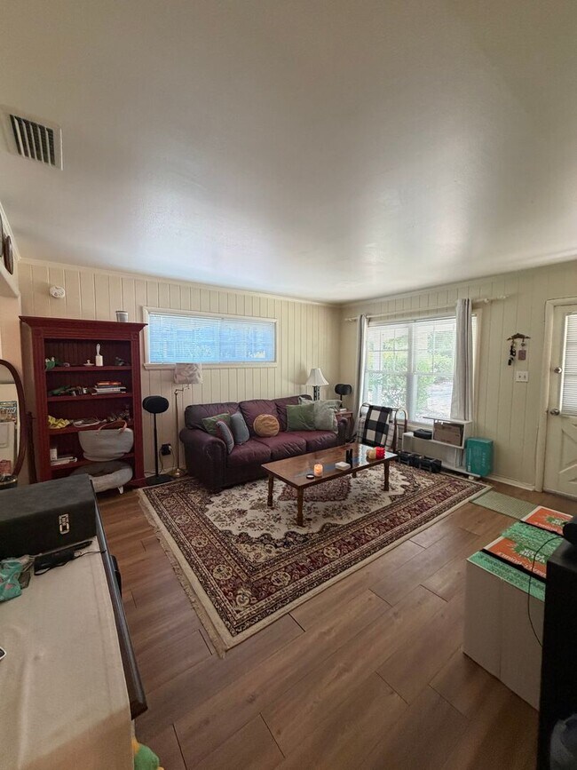 Building Photo - 3/1 Located in the Heart of Tallahassee Florida. Available NOW