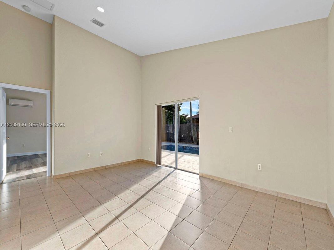 Building Photo - 704 SE 14th Pl