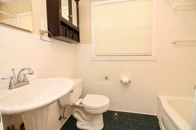 Building Photo - FOR RENT in  North Columbus! Available NOW!