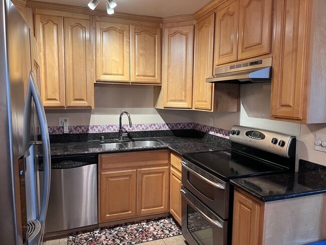 Building Photo - Remodeled 2 bedroom Condominium with enclo...