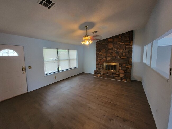 Building Photo - 2 Bedroom 1 Car Garage