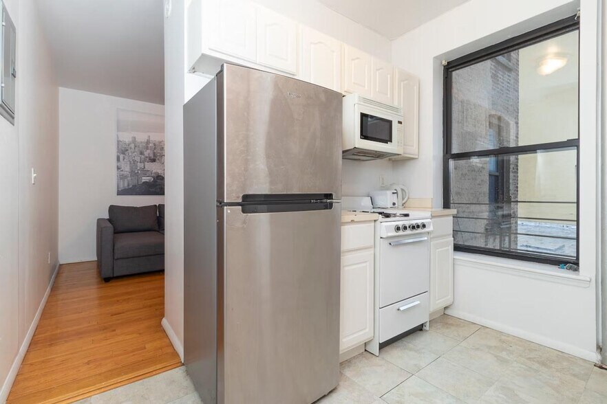 Building Photo - 331 E 92nd St