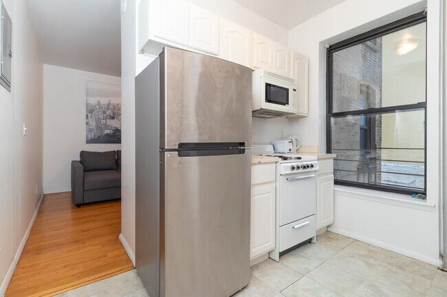 Building Photo - 331 E 92nd St