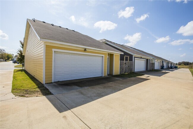 Building Photo - 2304 SW Juniper Ave