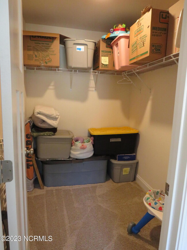 Building Photo - 425 Palisades Dr