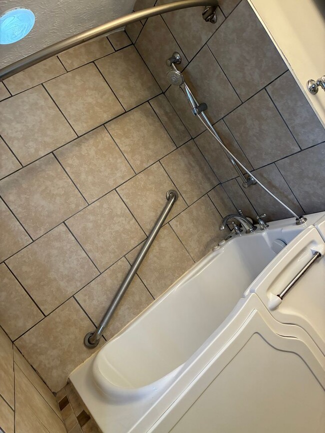 Building Photo - **NEW PRICE**   **New Paint**   **New Carpet**  Ready for YOU!!