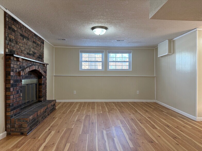 Building Photo - 2916 Iva Dr