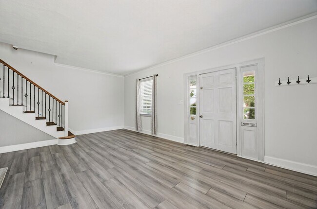 Building Photo - 305 Palen Ave