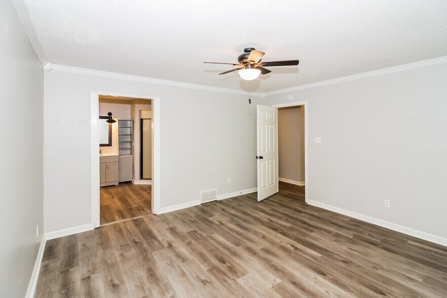 Building Photo - 5030 Baywood Dr