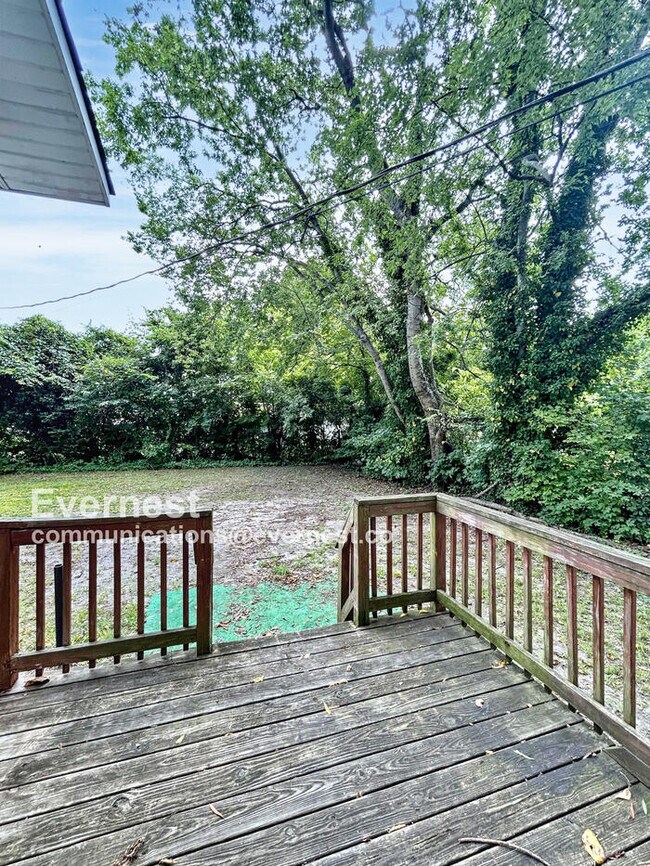 Building Photo - 3 Bed, 1 Bath Home with Modern Comforts / ...