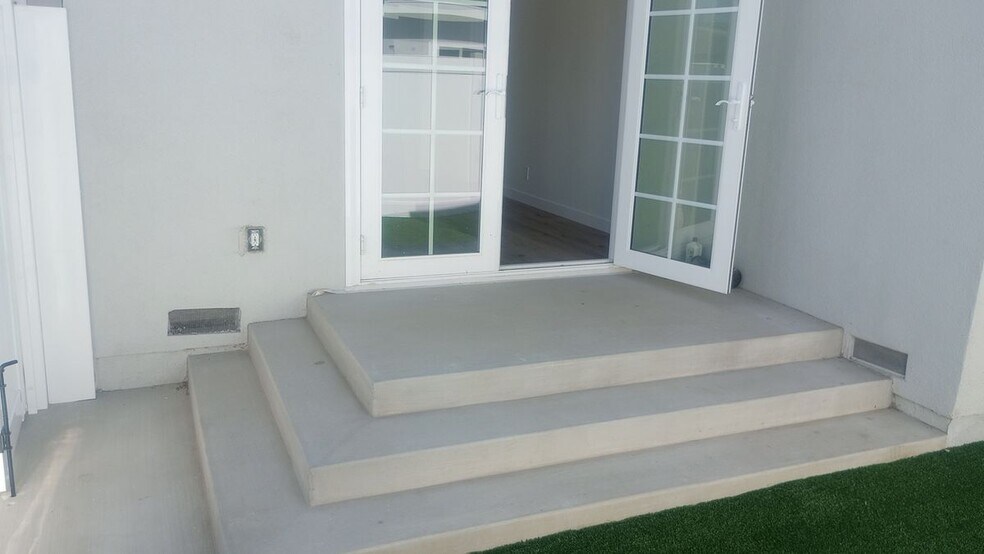 Building Photo - 1907 W 154th Pl