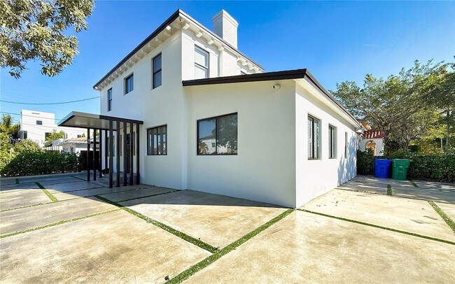 Building Photo - 927 SW 18th Ave