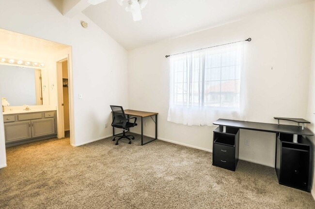 Building Photo - Cute 2 Bedroom Condo FOR RENT!