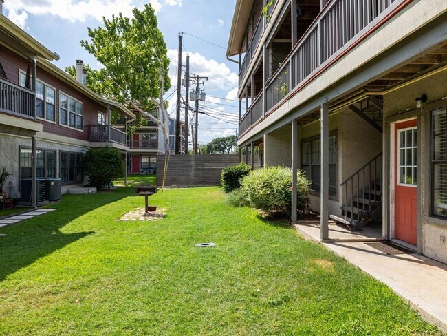 Building Photo - Charming 2 bd 2 bath Condo in Travis Oaks ...