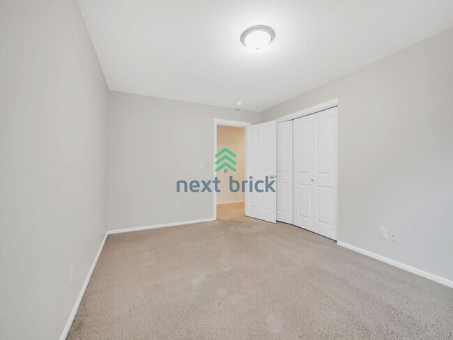 Building Photo - 5 Bed 3 Bath Single-Family Home Available ...