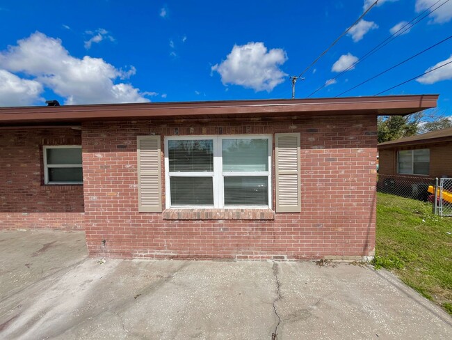 Building Photo - ***Rent Special - 50% off of First Month's...