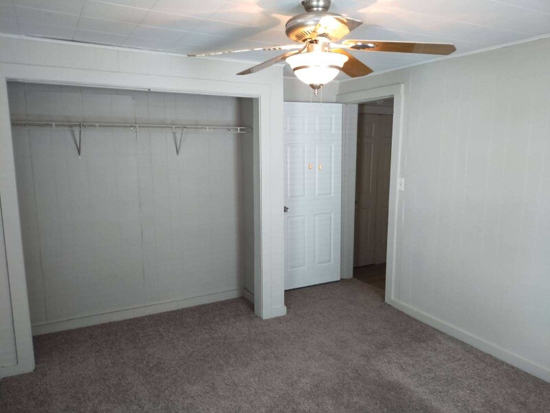 Building Photo - 422 S Oak St