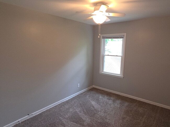 Building Photo - Updated 3 bedroom West Allis upper