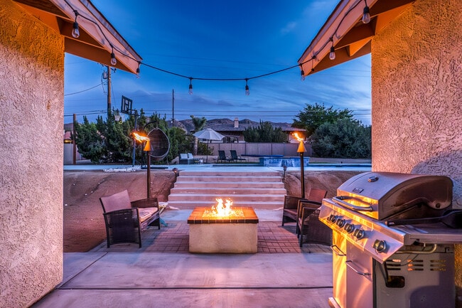 Building Photo - 57731 San Tropeze Dr