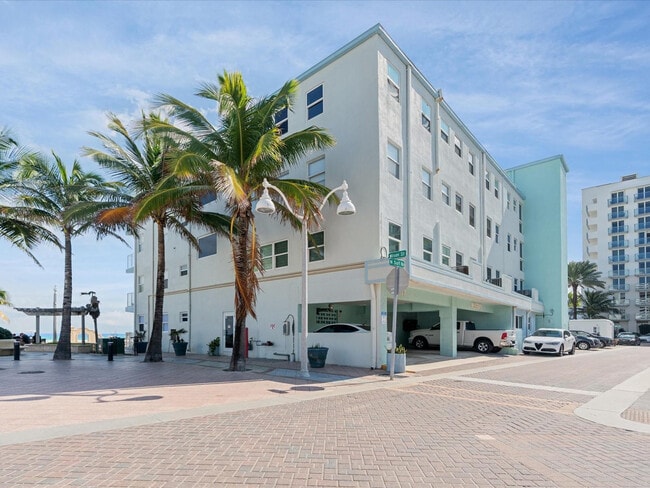 Building Photo - 2600 N Surf Rd