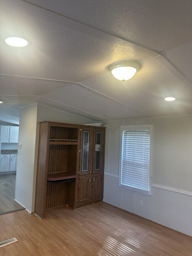 Building Photo - "Charming 2-Bed, 2-Bath Mobile Home in Hendersonville -206 Friendly Circle Awaits!"