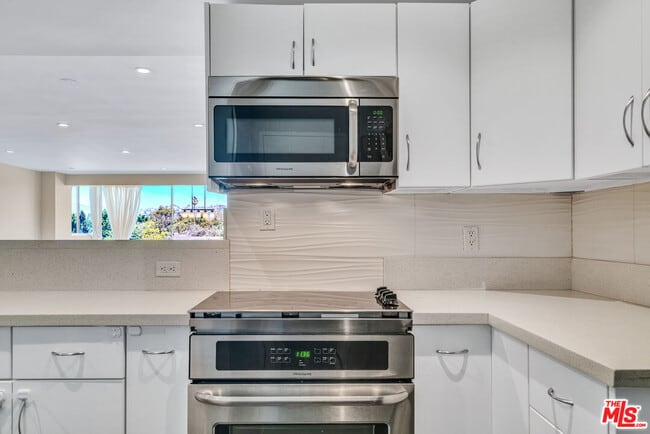 Building Photo - 865 Comstock Ave