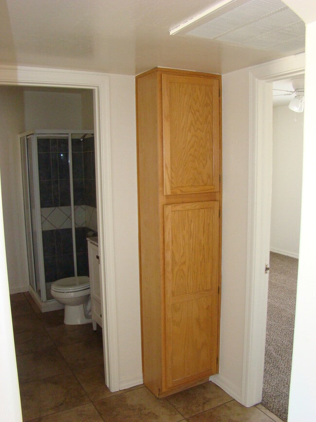 Building Photo - Move in ready! Call for a showing.
