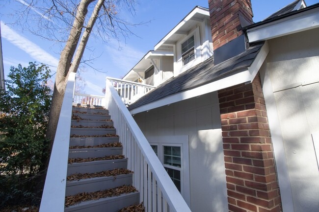 Building Photo - 3 Bedroom, 2.5 Bathroom in Shandon - The F...