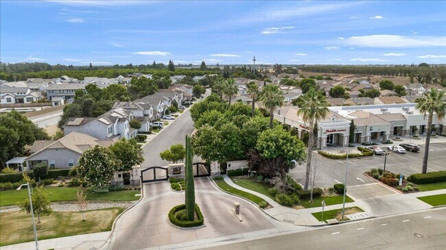 Building Photo - Spacious 4 Bedroom Home in North Clovis Gated Community