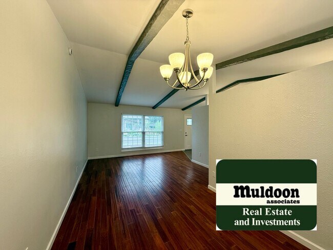 Building Photo - 3 Bedroom Tri Level with Spacious Yard 80918