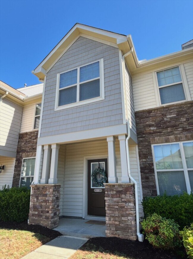 Building Photo - 3 bedroom townhome just minutes from Duke!! Located in the popular Thompson Ridge Community!
