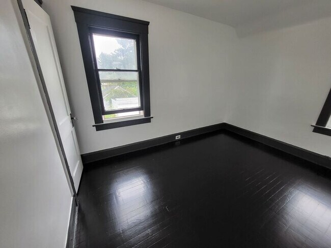 Building Photo - 1645 Larchmont Ave