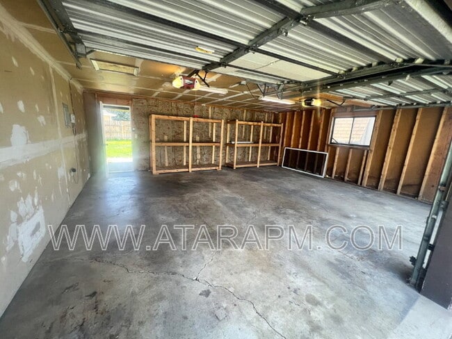 Building Photo - 703 Creek View Rd