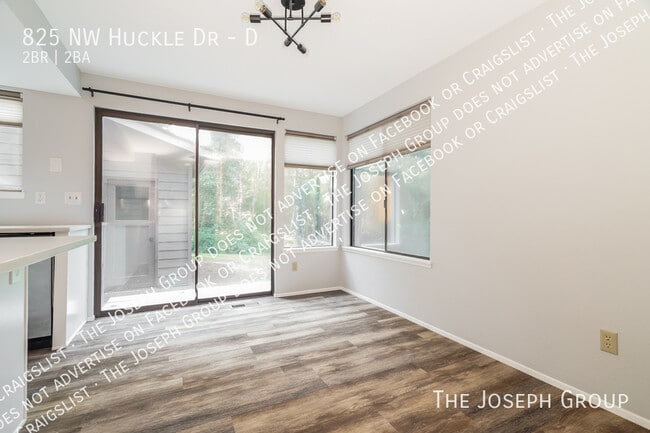 Building Photo - 825 NW Huckle Dr