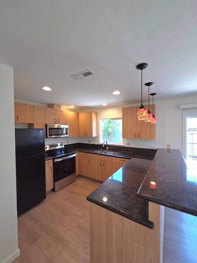 Building Photo - Fantastic 3 Bedroom, 2 Bath home in Santa Clara with upgrades galore!
