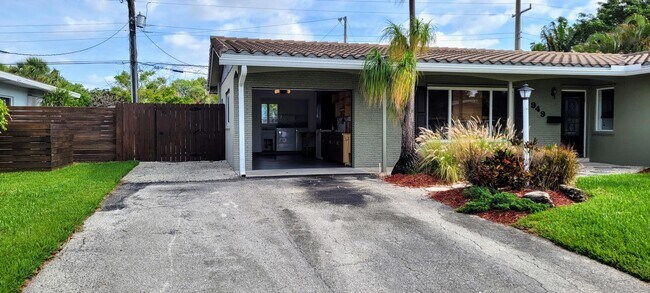 Building Photo - 949 W Royal Palm Rd