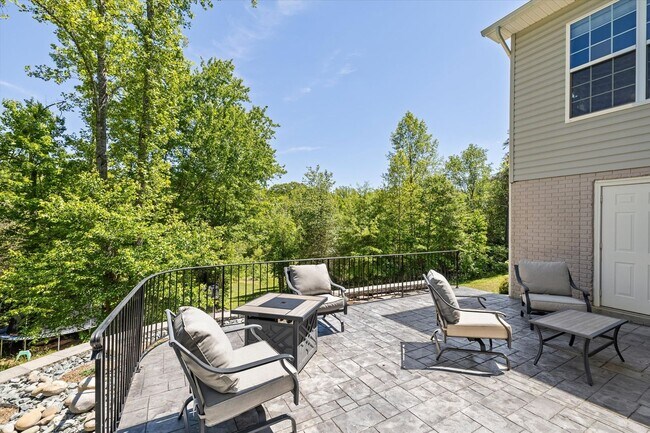 Building Photo - Gorgeous 5 Bed 3.5 Bathroom in Stafford, VA
