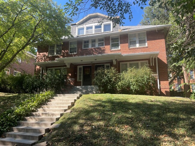 Primary Photo - Duplex In Blackstone