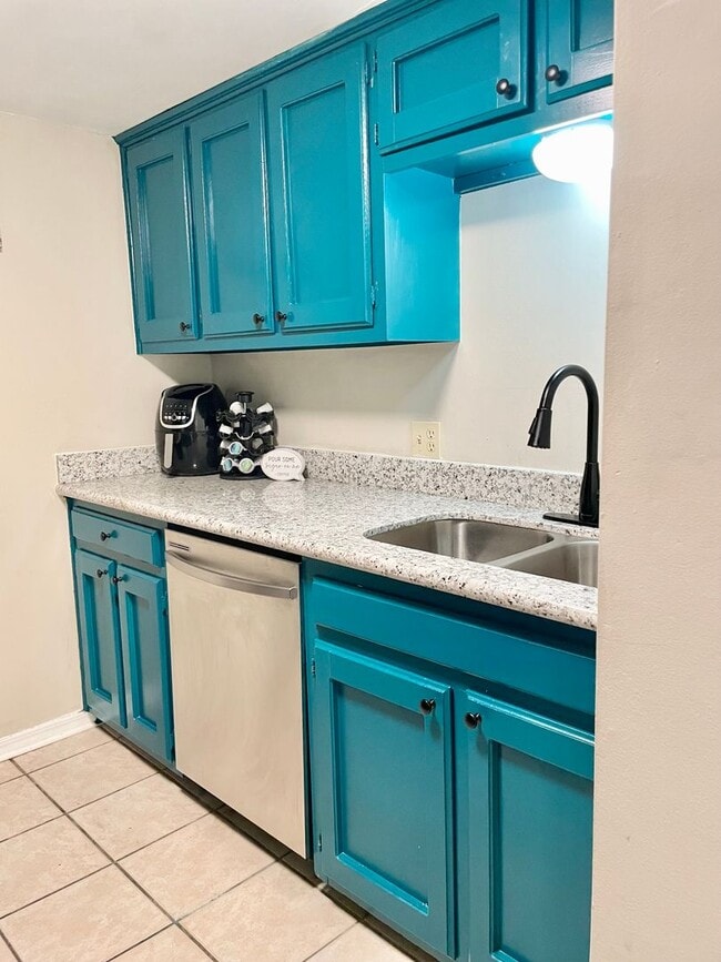 Building Photo - 3 BR 2.5 BA Luxury Townhouse