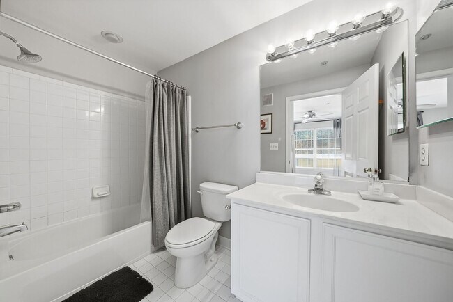 Building Photo - Enjoy the ease of condo style townhome living in this bright and inviting end unit.