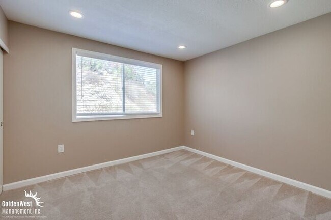 Building Photo - Updated 4Bdm 3Ba Home with Spectacular Vie...