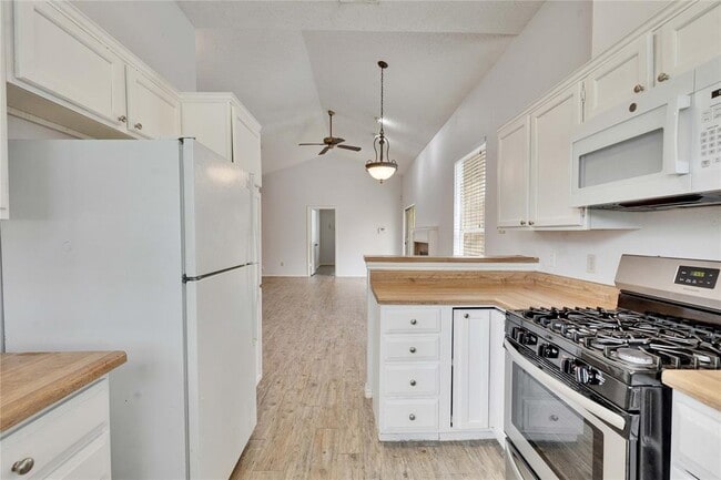 Building Photo - 2103 Castle View Dr