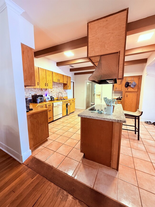 Building Photo - 1608 Mier St