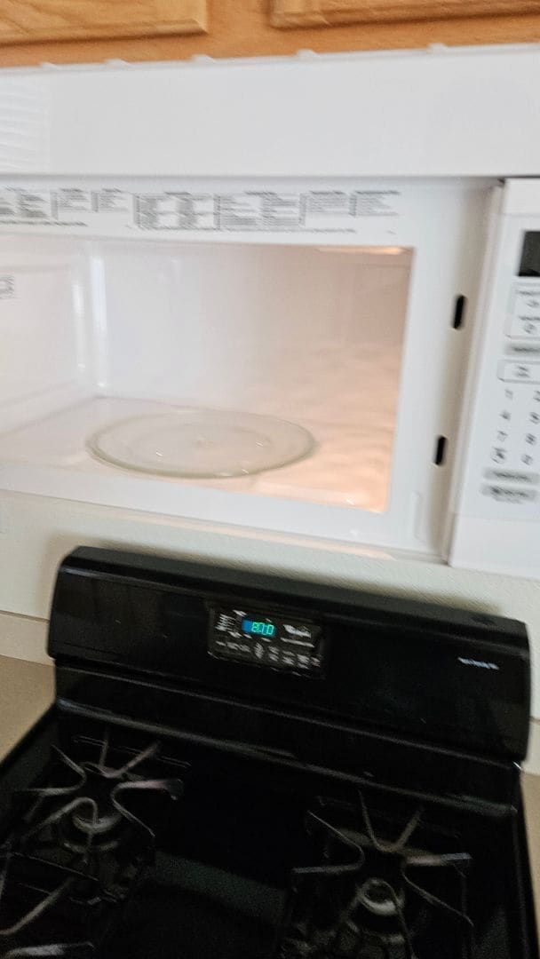 Building Photo - Large Six bedroom home for rent.