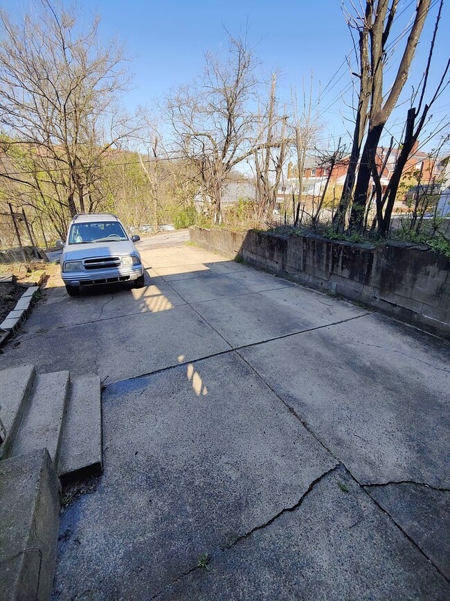 Building Photo - *Clean & Spacious 1BR/1BA Apartment Available in Mt. Washington*