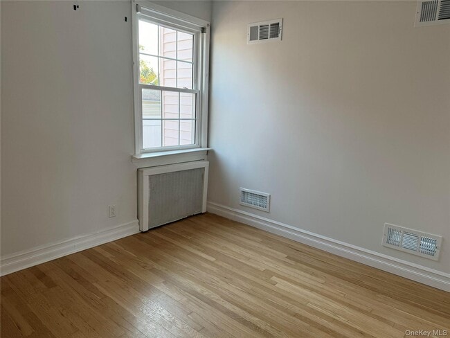 Building Photo - 25 Grand St