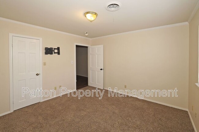 Building Photo - 21 Edgewood Ln